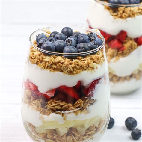 How many calories are in blueberry and granola parfait - calories, carbs, nutrition