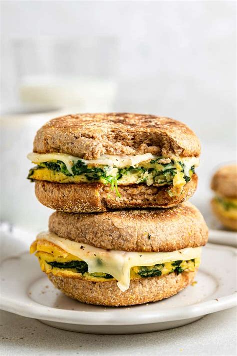 How many calories are in breakfast sandwich with spinach, egg cheese - calories, carbs, nutrition