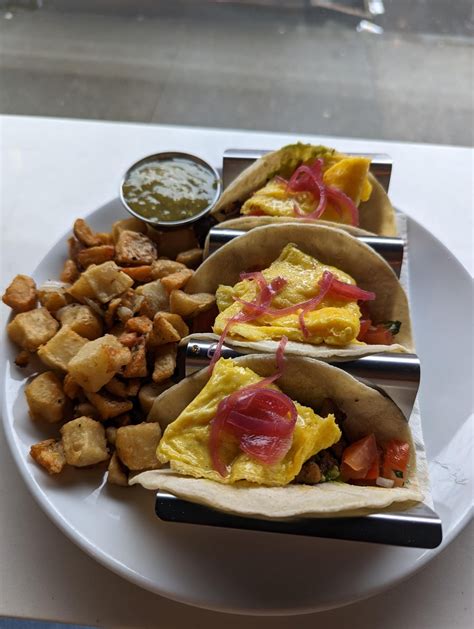 How many calories are in breakfast taco - calories, carbs, nutrition