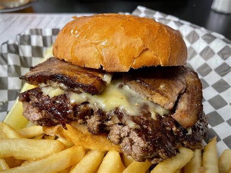 How many calories are in brisket gouda burger - calories, carbs, nutrition