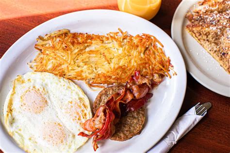 How many calories are in brkf plate 2 eggs hash browns 2 slc toast - calories, carbs, nutrition