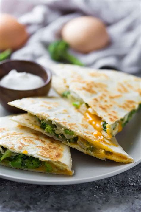 How many calories are in broccoli breakfast quesadilla - calories, carbs, nutrition