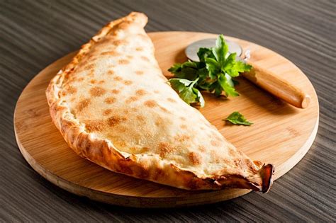 How many calories are in calzone broccoli & cheddar 7