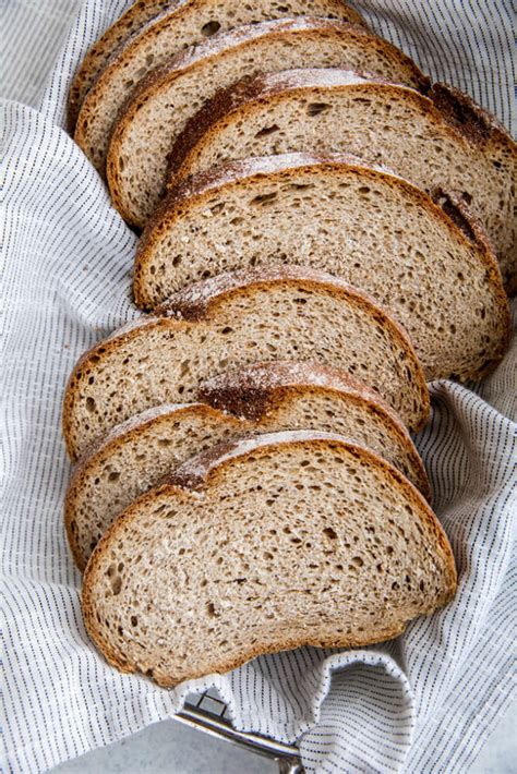 How many calories are in canadian rye bread - calories, carbs, nutrition