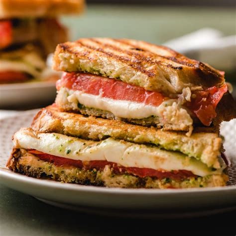 How many calories are in caprese panini with fresh mozzarella - calories, carbs, nutrition