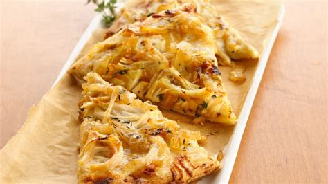 How many calories are in caramelized onion and chicken pizza - calories, carbs, nutrition