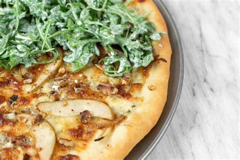 How many calories are in caramelized pear and gorgonzola pizza - calories, carbs, nutrition