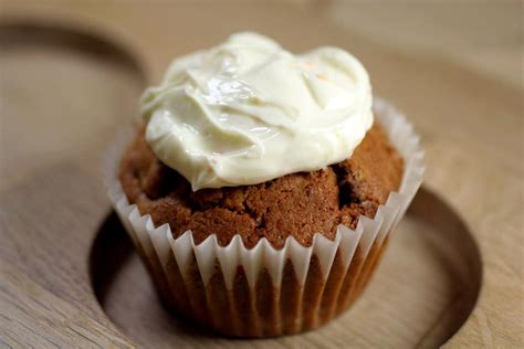 How many calories are in carrot, orange and golden raisin cupcake - calories, carbs, nutrition