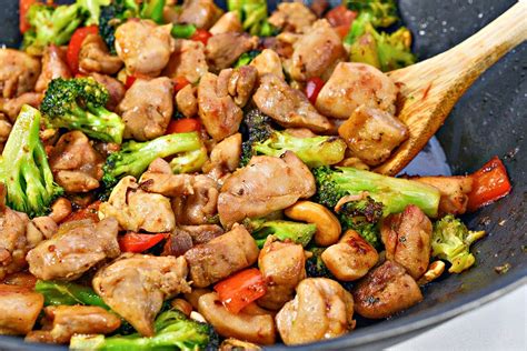 How many calories are in cashew chicken with broccoli and rice and vegetarian egg roll - calories, carbs, nutrition