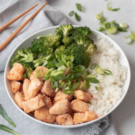 How many calories are in cashew chicken with broccoli and rice in a bowl - calories, carbs, nutrition