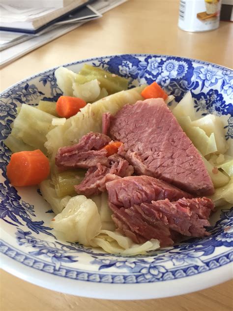 How many calories are in cerners corned beef with cabbage, potatoes and carrots - calories, carbs, nutrition