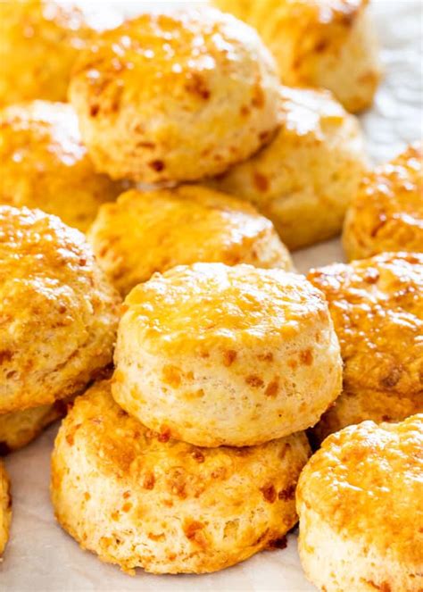 How many calories are in cheddar buttermilk biscuit - calories, carbs, nutrition