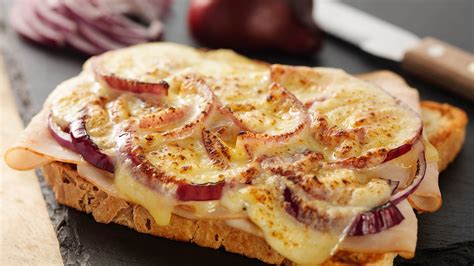 How many calories are in cheese and red onion toastie - calories, carbs, nutrition