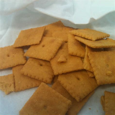 How many calories are in cheese crackers - calories, carbs, nutrition