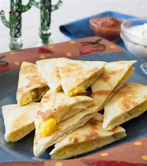 How many calories are in cheese quesadilla - calories, carbs, nutrition