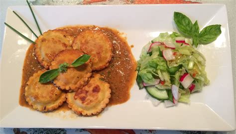 How many calories are in cheese ravioli with bolognese sauce - calories, carbs, nutrition