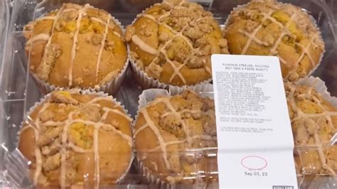 How many calories are in cheese streusel muffin - calories, carbs, nutrition