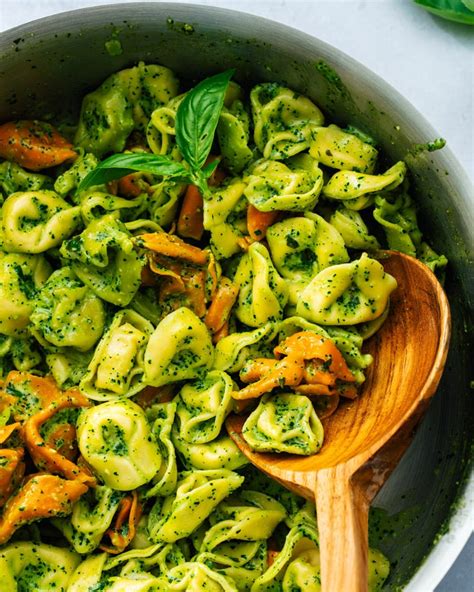 How many calories are in cheese tortellini with pesto sauce - calories, carbs, nutrition