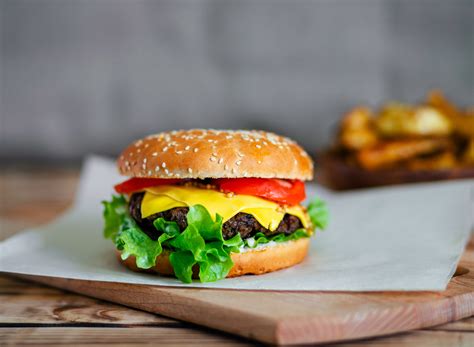 How many calories are in cheeseburger 6 oz - calories, carbs, nutrition