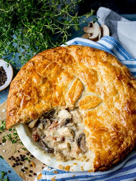 How many calories are in chicken and buttom mushroom pie - calories, carbs, nutrition