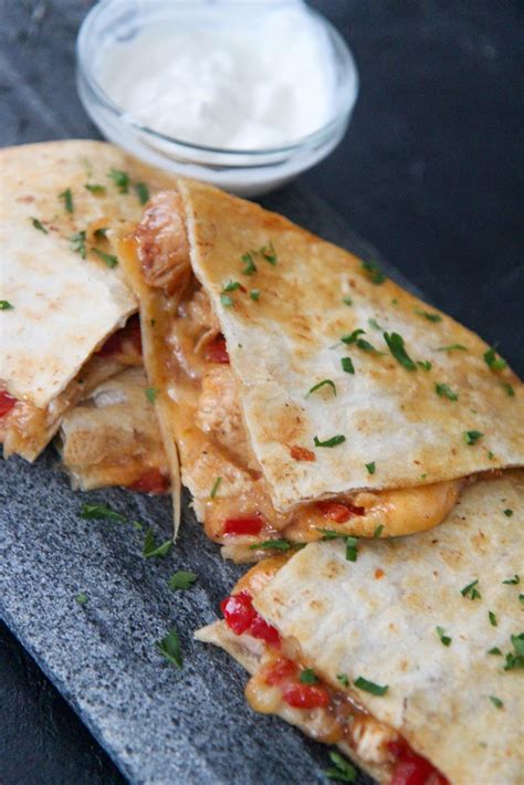 How many calories are in chicken and cheese quesadilla - calories, carbs, nutrition