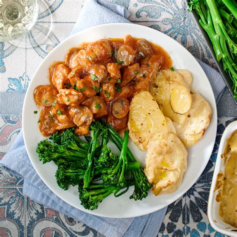 How many calories are in chicken chasseur served with roast potatoes - calories, carbs, nutrition