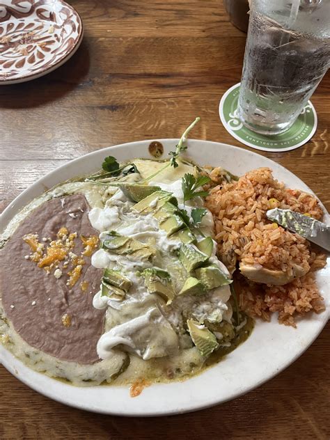 How many calories are in chicken enchiladas verde - calories, carbs, nutrition