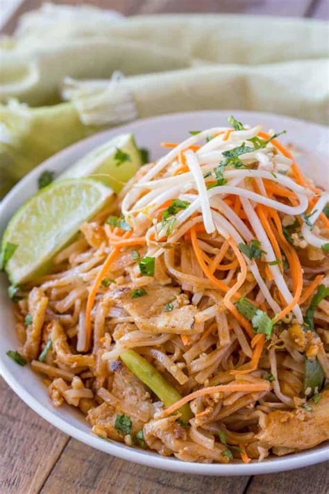 How many calories are in chicken pad thai with peanuts (10897.1) - calories, carbs, nutrition