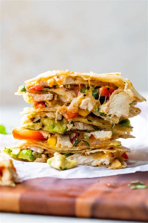 How many calories are in chicken quesadilla - calories, carbs, nutrition