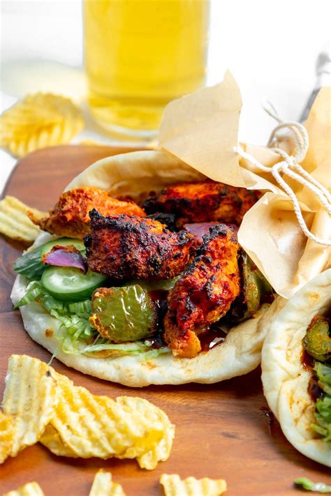 How many calories are in chicken tikka naan sandwich served with rice - calories, carbs, nutrition