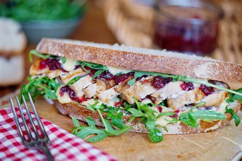 How many calories are in chicken with light garlic mayo, rocket and pistachios on multiseed bread - calories, carbs, nutrition