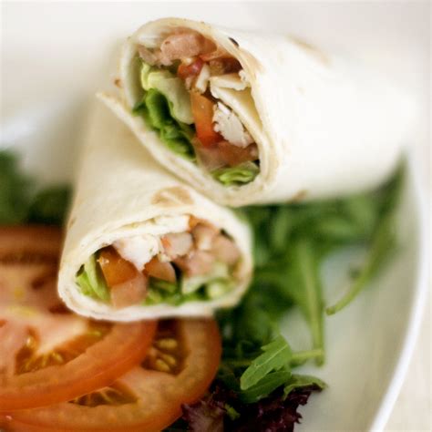 How many calories are in chicken wrap - calories, carbs, nutrition