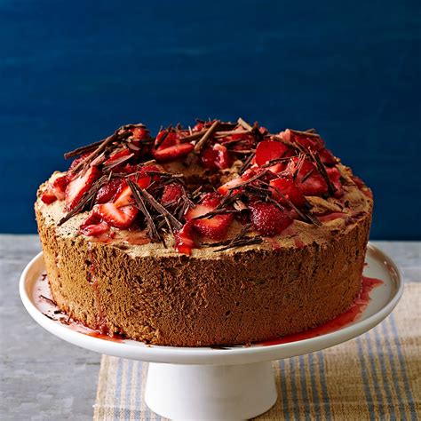 How many calories are in chocolate angel food cake w/strawberries - calories, carbs, nutrition