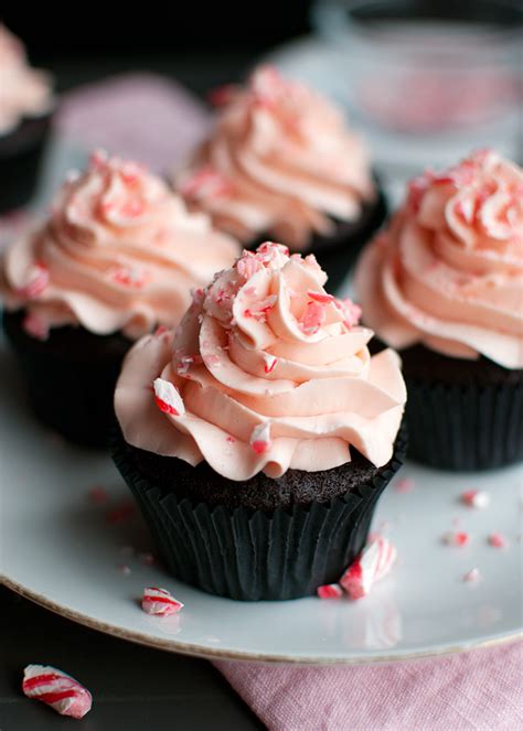 How many calories are in chocolate candy cane cupcake - calories, carbs, nutrition