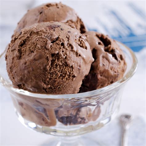 How many calories are in chocolate chocolate chip ice cream - calories, carbs, nutrition