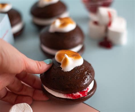 How many calories are in chocolate cream whoopie pie - calories, carbs, nutrition