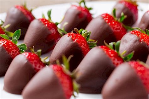 How many calories are in chocolate dipped strawberries - calories, carbs, nutrition