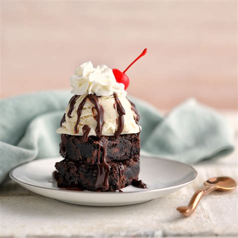 How many calories are in chocolate fudge brownie sundae - calories, carbs, nutrition