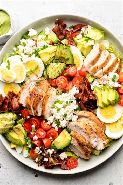 How many calories are in chopped chicken cobb with avocado - calories, carbs, nutrition