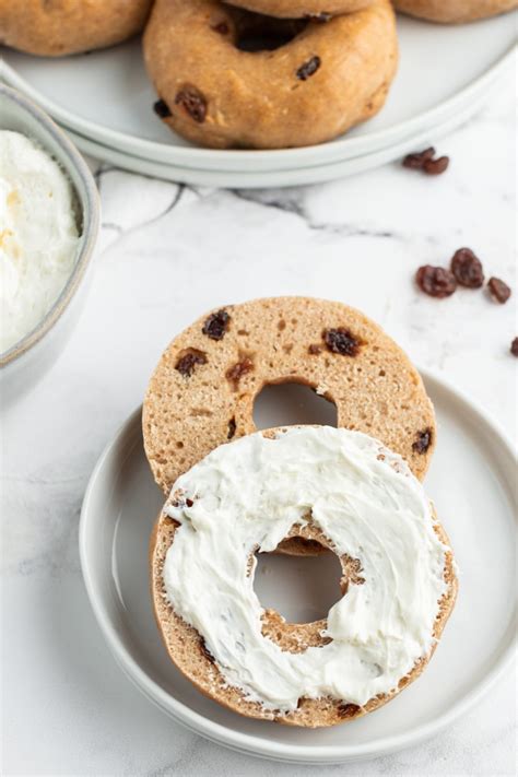 How many calories are in cinnamon/raisin bagel with cream cheese - calories, carbs, nutrition