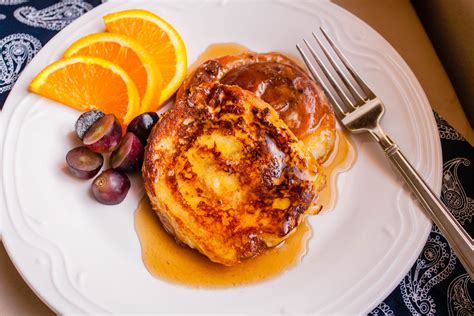 How many calories are in cinnamon pecan roll french toast with bananas - calories, carbs, nutrition