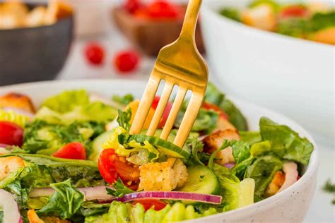 How many calories are in classic garden salad - calories, carbs, nutrition