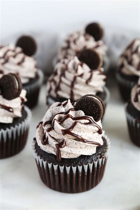 How many calories are in cookies and cream cupcake - calories, carbs, nutrition