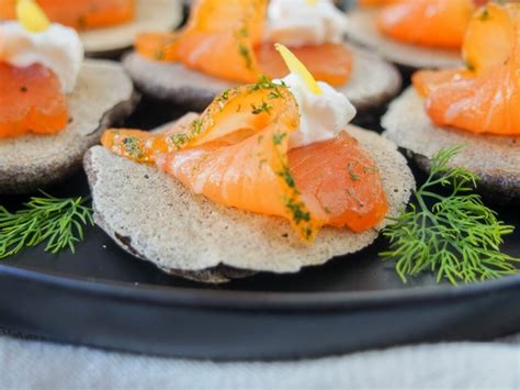 How many calories are in corn blini withsmoked salmon & chive cream - calories, carbs, nutrition