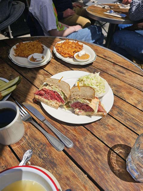 How many calories are in corned beef, cole slaw, swiss on rye - calories, carbs, nutrition