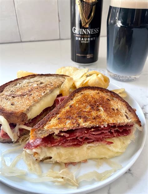 How many calories are in corned beef with fontina sandwich - calories, carbs, nutrition