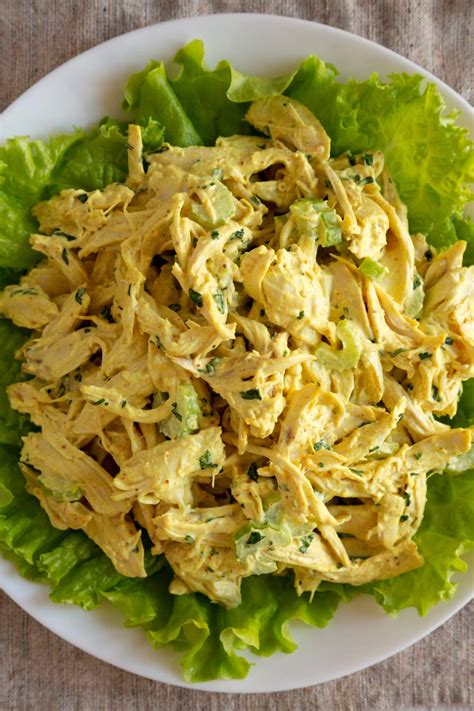How many calories are in coronation chicken, baby spinach and mixed onions on rosemary bread - calories, carbs, nutrition