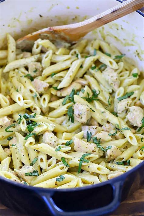 How many calories are in creamy chicken pesto pasta, with breakstick - calories, carbs, nutrition