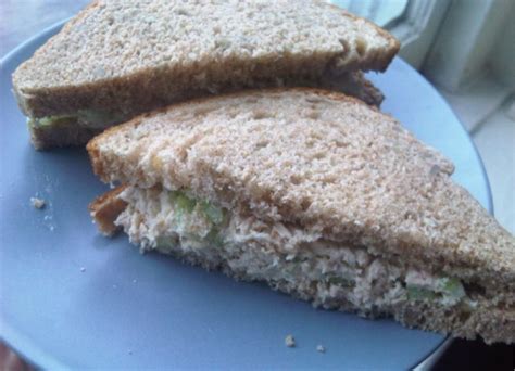 How many calories are in creamy tuna mayonnaise sandwich on sliced white bread - calories, carbs, nutrition