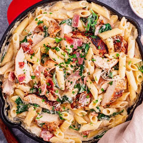 How many calories are in crispy chicken, bacon cheese club withpasta salad - calories, carbs, nutrition